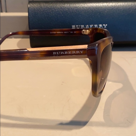 Burberry sunglasses - Picture 2 of 5
